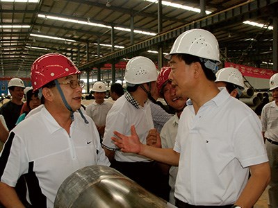 原湖南省省委常委、常務(wù)副省長(zhǎng)于來(lái)山視察生產(chǎn)車間時(shí)與彭琪董事長(zhǎng)親切交談