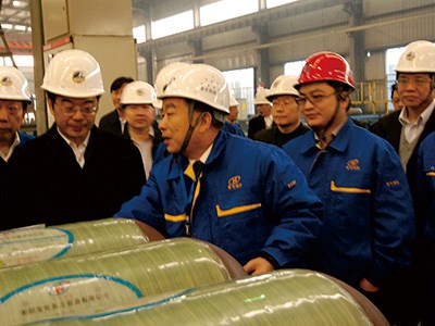 原湖南省委書記（現(xiàn)人民法院院長(zhǎng)）周強(qiáng)視察高容，彭琪董事長(zhǎng)認(rèn)真匯報(bào)工作詳情